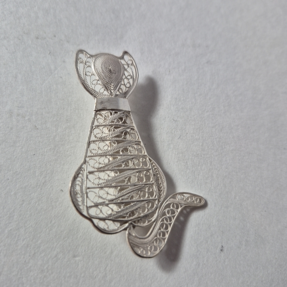 Vintage Sterling Silver Filigree Wire Sitting Cat Brooch